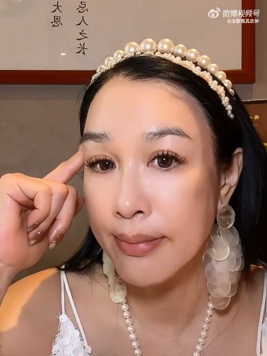 鍾麗緹直播時收到女兒需要緊急動刀的噩耗。（圖／翻攝自微博）
