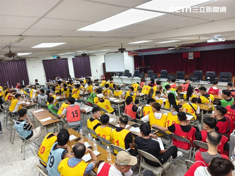 警方一共帶回107人，越南移工塞滿分局大禮堂。（圖／翻攝畫面）