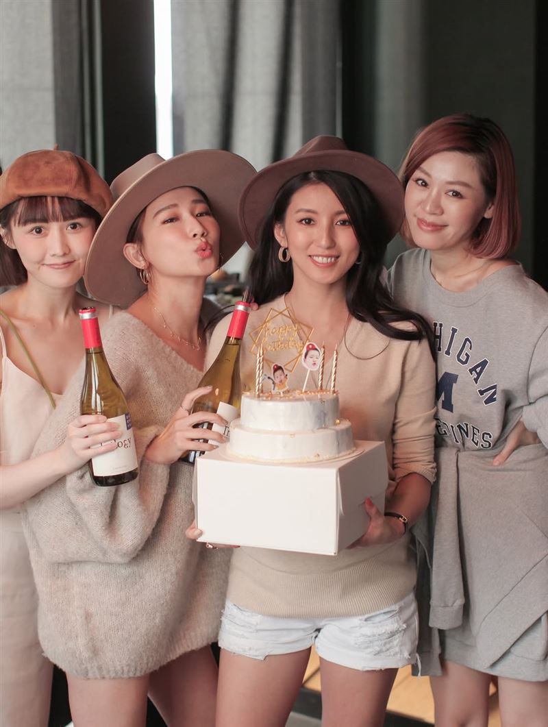 荔枝兒（左一）和Nancy、漢娜妞、Chaio擁有多年好感情。（圖／翻攝自IG@ntsai25）