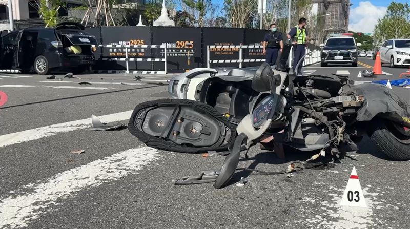 行經十字路口時，機車騎士來不及剎車，迎面撞上轎車。（圖／翻攝畫面)
