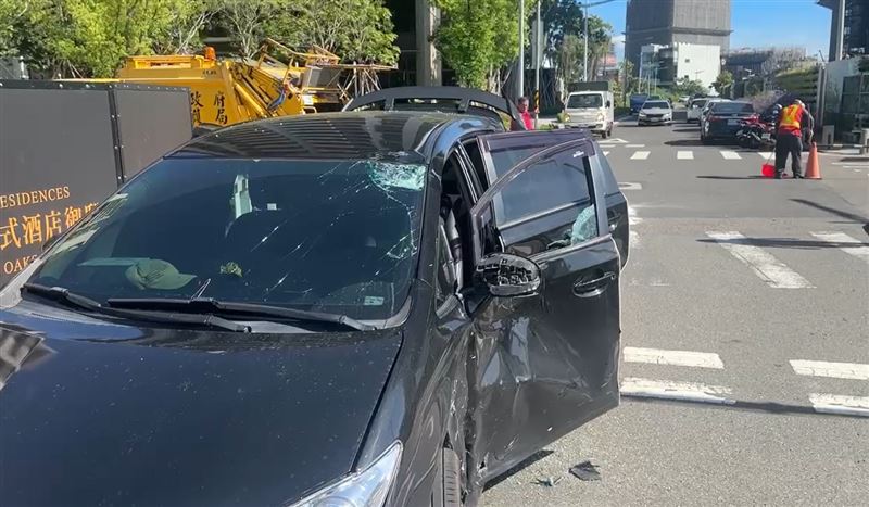 轎車肇事後，連同車上駕駛及乘客共5人棄車逃逸。（圖／翻攝畫面)