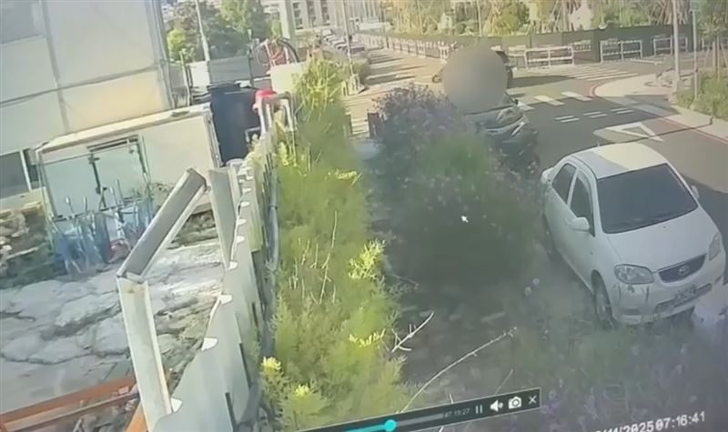 行經十字路口時，機車騎士來不及剎車，迎面撞上轎車。（圖／翻攝畫面)