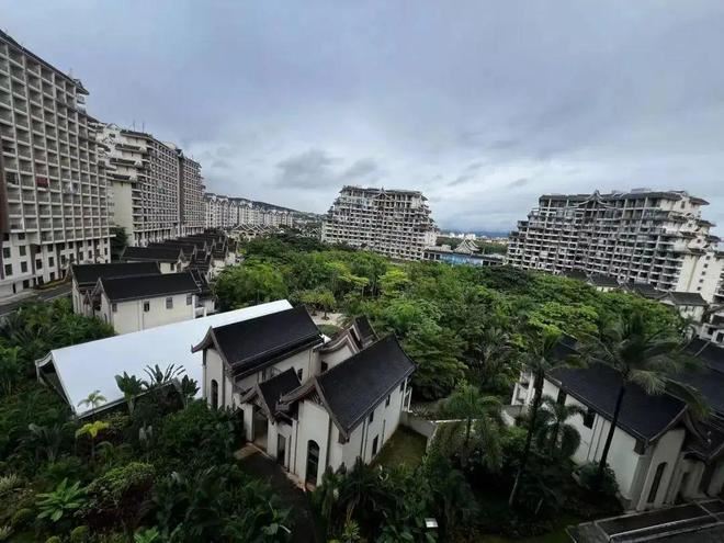 中國雲南西雙版納一家度假飯店發生戲水意外，6歲女童不幸溺斃。（圖／翻攝自微博）