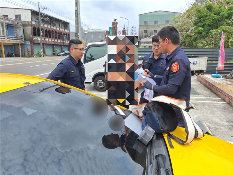 車手面對突然出現的警方只能愣在原地。（圖／翻攝畫面）