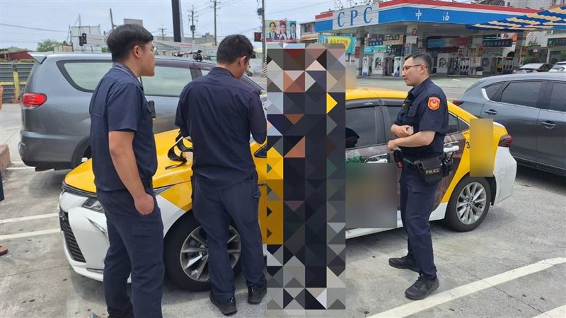 阿蓮分駐所警方趕抵超商，順利將車手逮捕。（圖／翻攝畫面）