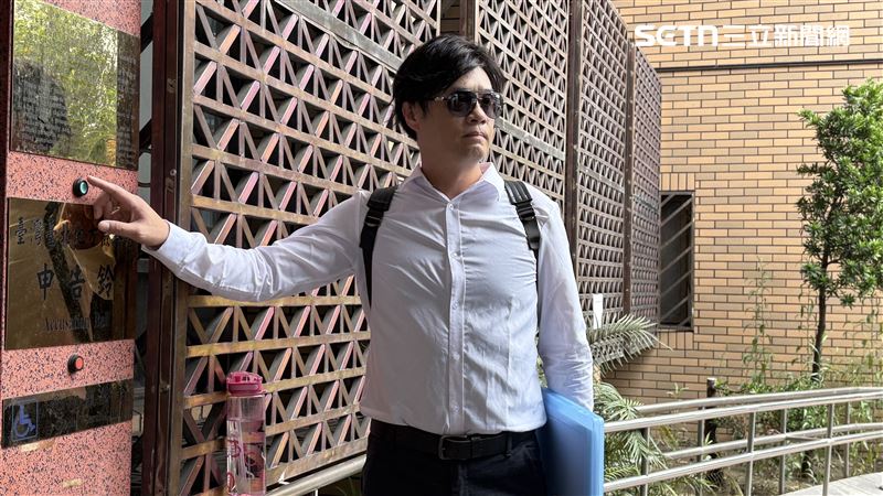 郭岱琦赴北檢，對周刊報導的「李姓女記者」提告誹謗。（圖／記者楊佩琪攝）