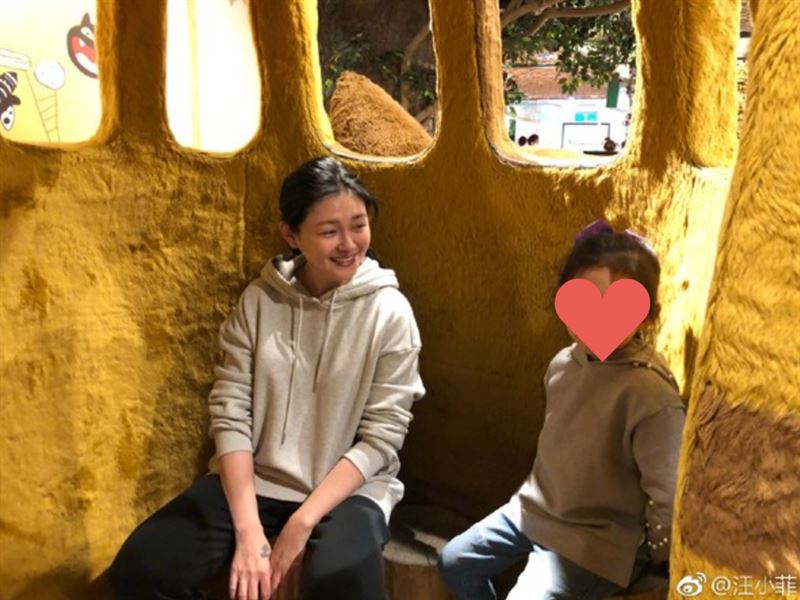 大S（左）生前將玥兒（右）捧在手心。（圖／翻攝自汪小菲微博）