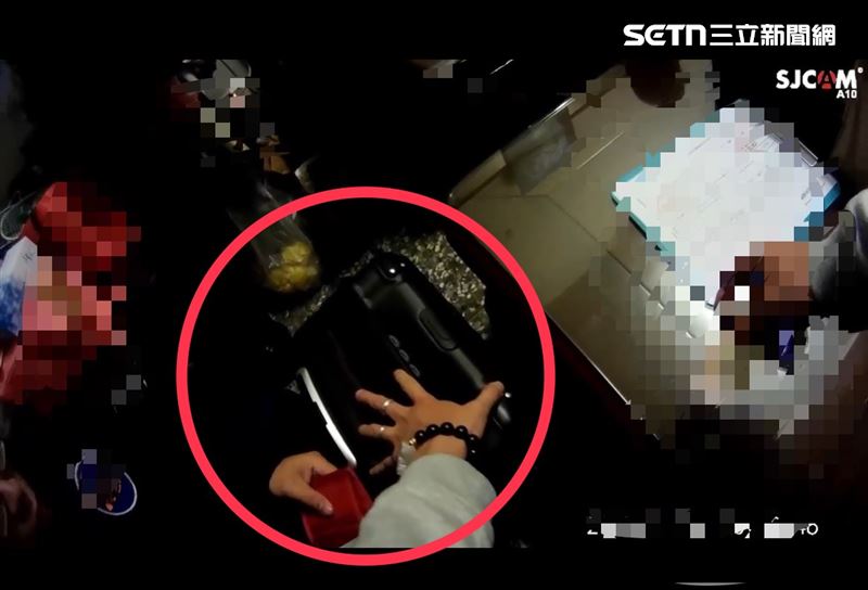 警方將計就計,趁雙方面交時,一舉逮捕24歲李姓車手。(圖/翻攝畫面)