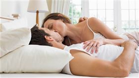 ▲國際期刊震撼證實：性愛=回春運動！性學權威潘俊亨醫師加碼再曝做愛7個驚人「健康促進」正面效應。（圖／金塊文化提供、潘俊亨醫師提供） 