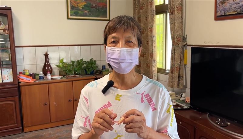 阿嬤表示雖然最後只找回半副假牙，仍十分感激清潔隊員願意加班幫忙。(圖／翻攝畫面)