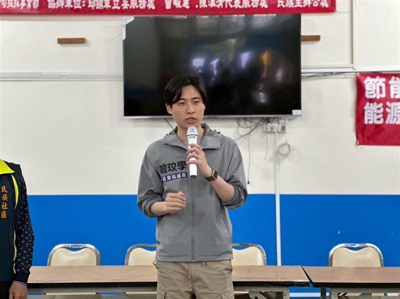 曾玟學表示,2024的投票前五天,邱鎮軍換上鋪天蓋地的攻擊看板。(圖/翻攝自曾玟學臉書)