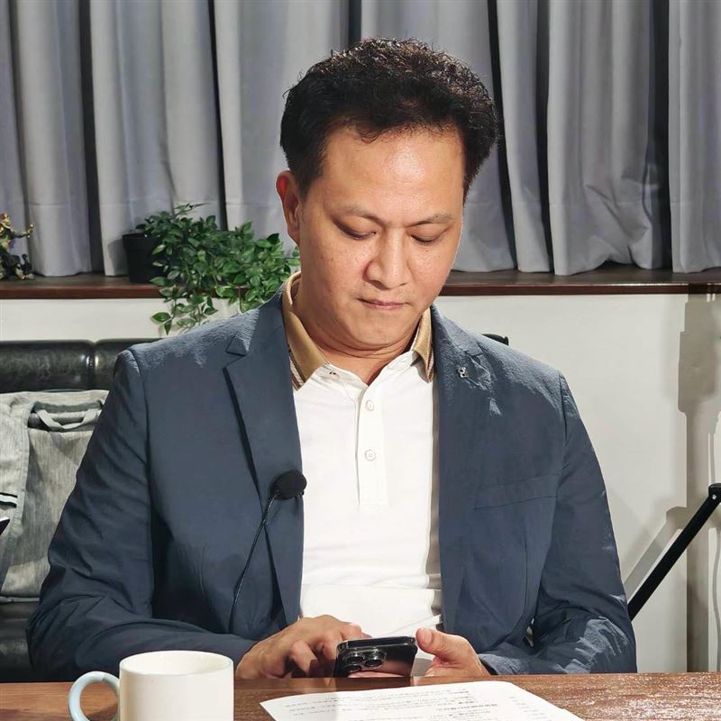 邱鎮軍回應,會繼續追能源、光電的問題,不要妄想用輿論掩飾錯誤,更別以為抹黑來毀滅人設,就能把光電案場的黑暗,變成陽光!(圖/翻攝自邱鎮軍臉書)
