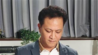 曾玟學揭邱鎮軍雙標:嘴上開砲,手數鈔票