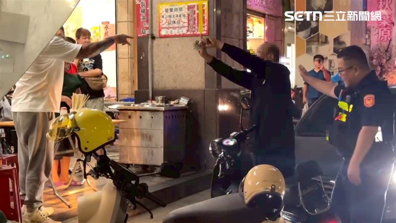蔡男見警方來情緒更躁動狂按喇叭,還與上前制的的客人嗆聲。(圖/翻攝畫面)