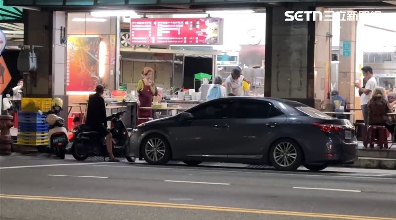 蔡男因為坐在機車上點餐,第一時間未獲得回應,開始狂按喇叭。(圖/翻攝畫面)