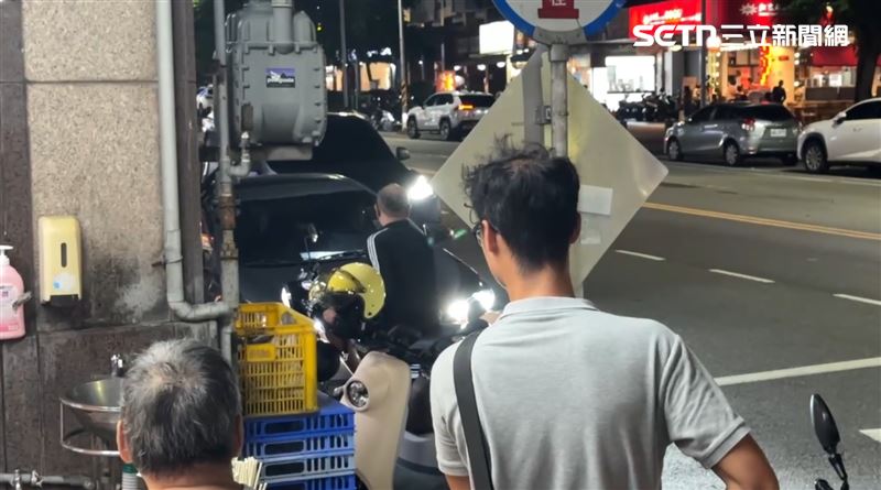 目擊者指出,蔡男大約按了1小時喇叭,完全不顧旁人眼光。(圖/翻攝畫面)