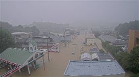 日本九州熊本縣上天草市國道266號大淹水。（圖／翻攝自X）