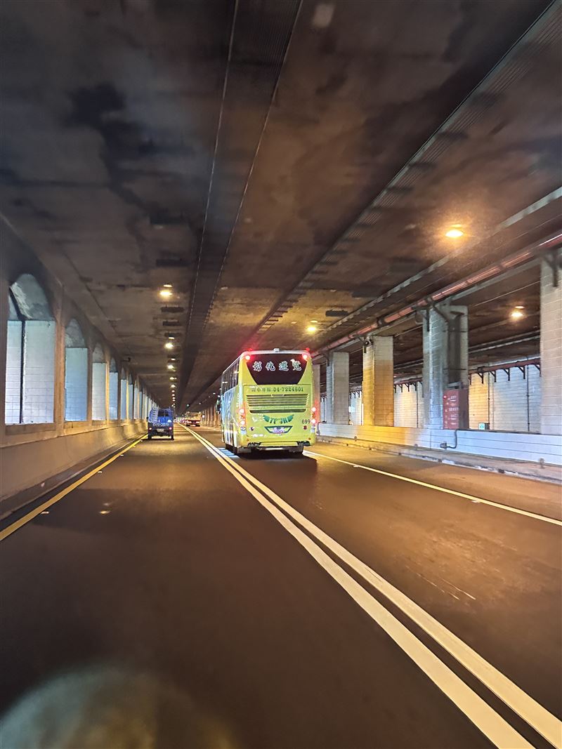 鳳鼻尾隧道內已改為禁止超車的「雙白線」標示。（圖／記者羅欣怡攝影）