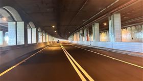 鳳鼻尾隧道,雙白線,車道,標線（圖／記者羅欣怡攝影）