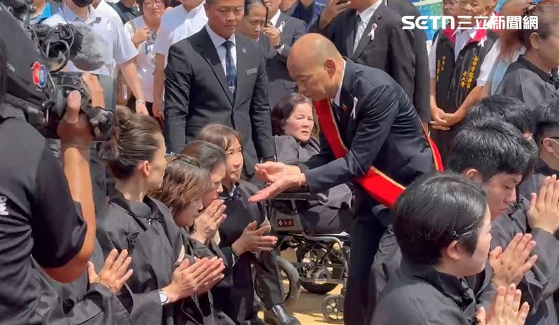 立法院長韓國瑜受邀參與顏懷告別式儀式。(圖/翻攝畫面)