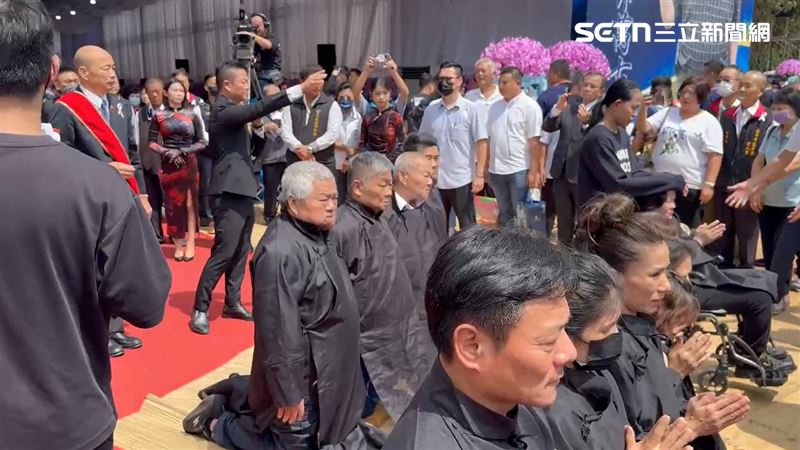 立法院長韓國瑜受邀參與顏懷告別式儀式。(圖/翻攝畫面)