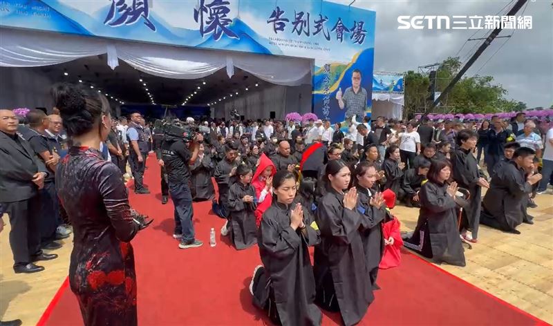 顏懷家族五代同堂,訃聞記載的子孫多達46人。(圖/翻攝畫面)