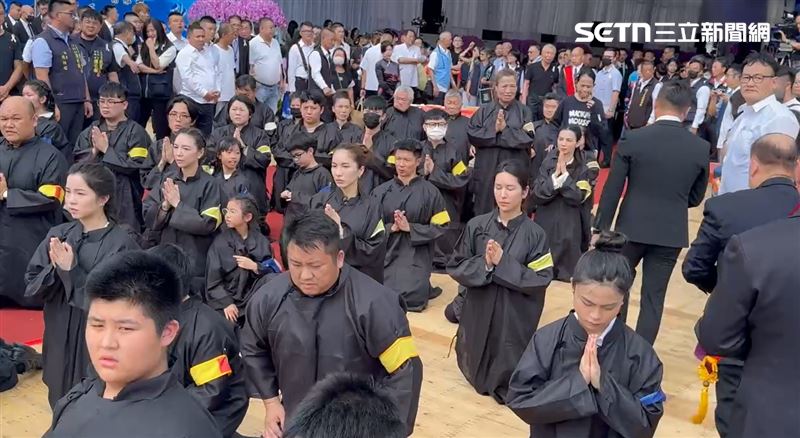 顏懷家族五代同堂,訃聞記載的子孫多達46人。(圖/翻攝畫面)
