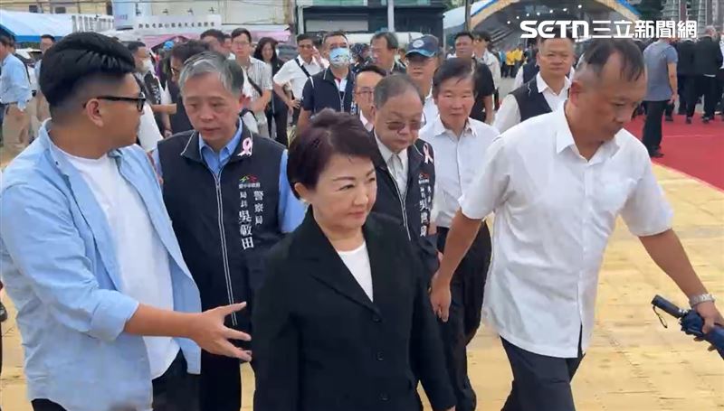 台中市長盧秀燕、台北市長蔣萬安也出席告別式致意。(圖/翻攝畫面)