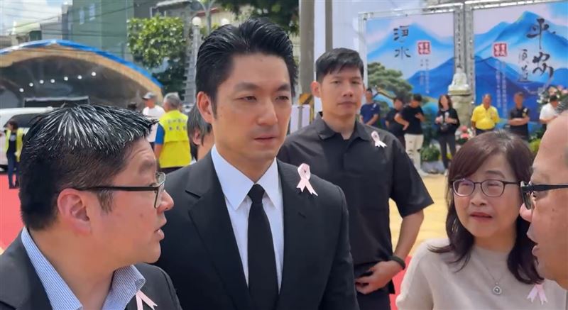 台中市長盧秀燕、台北市長蔣萬安也出席告別式致意。(圖/翻攝畫面)