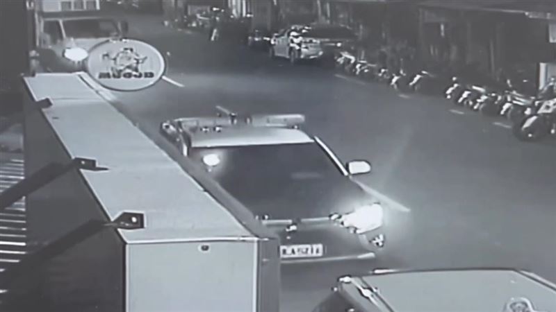 林男與小黃司機因車資發生糾紛,警方獲報到場。(圖/翻攝畫面)