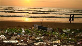 海上漂「垃圾」突動了！牠被救待船邊不走