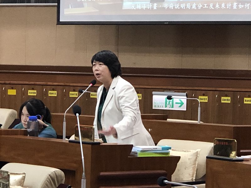 基隆市議會11日召開臨時會，民進黨基隆市議員鄭文婷（右）建議市府編列115年度預算時，研議普發市民現金新台幣2萬元。(圖/中央社)