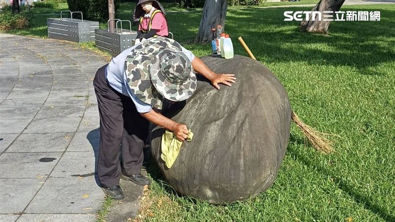 市府獲報立即派人徒手用抹布清除。(圖/翻攝畫面)