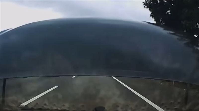 駕駛開車上國道三號斗六到古坑路段時,引擎蓋突然掀翻,往後砸破擋風玻璃。(圖/翻攝自Thread @zjy_lemondinosaur)