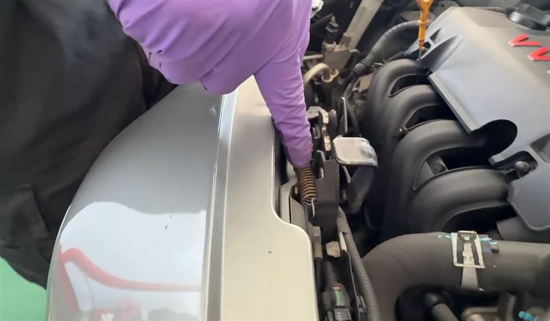 車主推測是引擎蓋鎖頭的彈簧生鏽,因國道的瞬間風力太大才勾不住被吹掀。(圖/翻攝畫面)