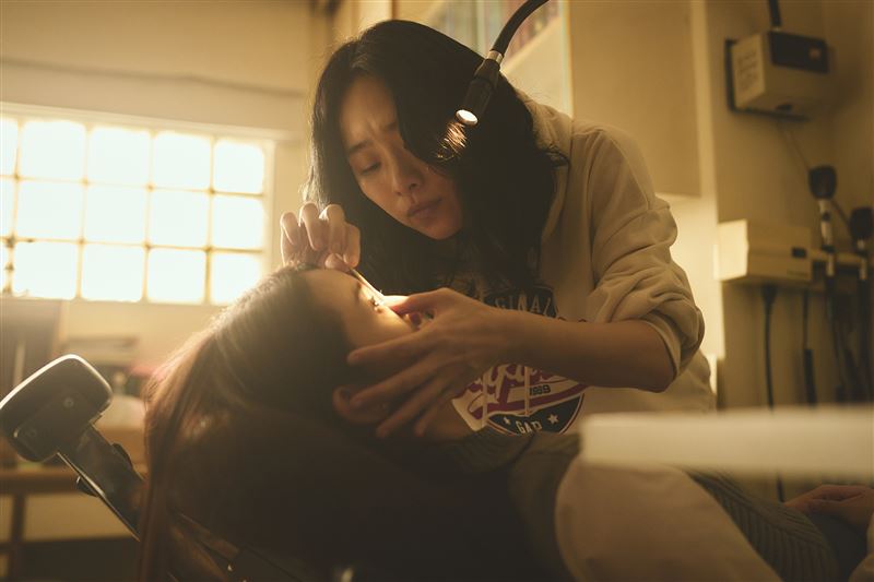 吳可熙飾演眼科醫師，特地前往眼科診所實習。（圖／周子娛樂提供）