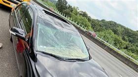 國3斗六到古坑，引擎蓋突掀翻，往後砸破擋風玻璃。（圖／翻攝自Thread @zjy_lemondinosaur）