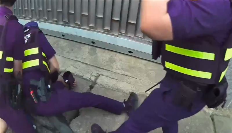 饒男遭警方壓制制伏。（圖／翻攝畫面）