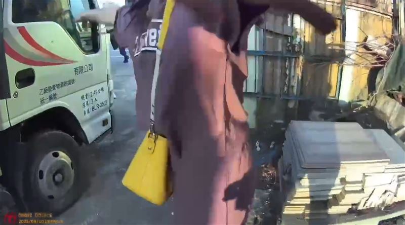 陳男帶著女友準備落跑。（圖／翻攝畫面）