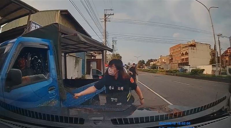 英勇女警先攔下饒男。（圖／翻攝畫面）