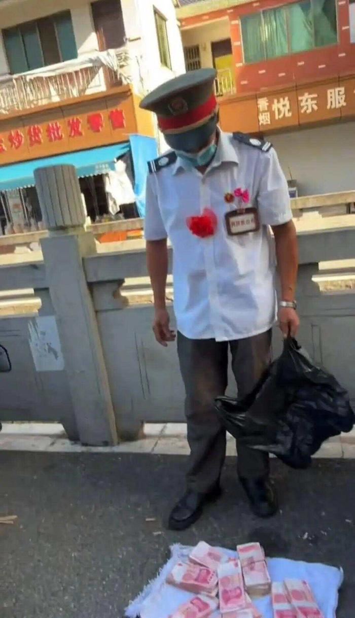 男子在菜市場擺攤發錢。(圖/翻攝自極目新聞)