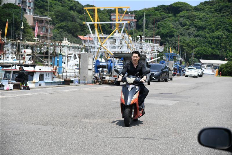 黃少祺劇中騎摩托車救人。(圖/三立提供)