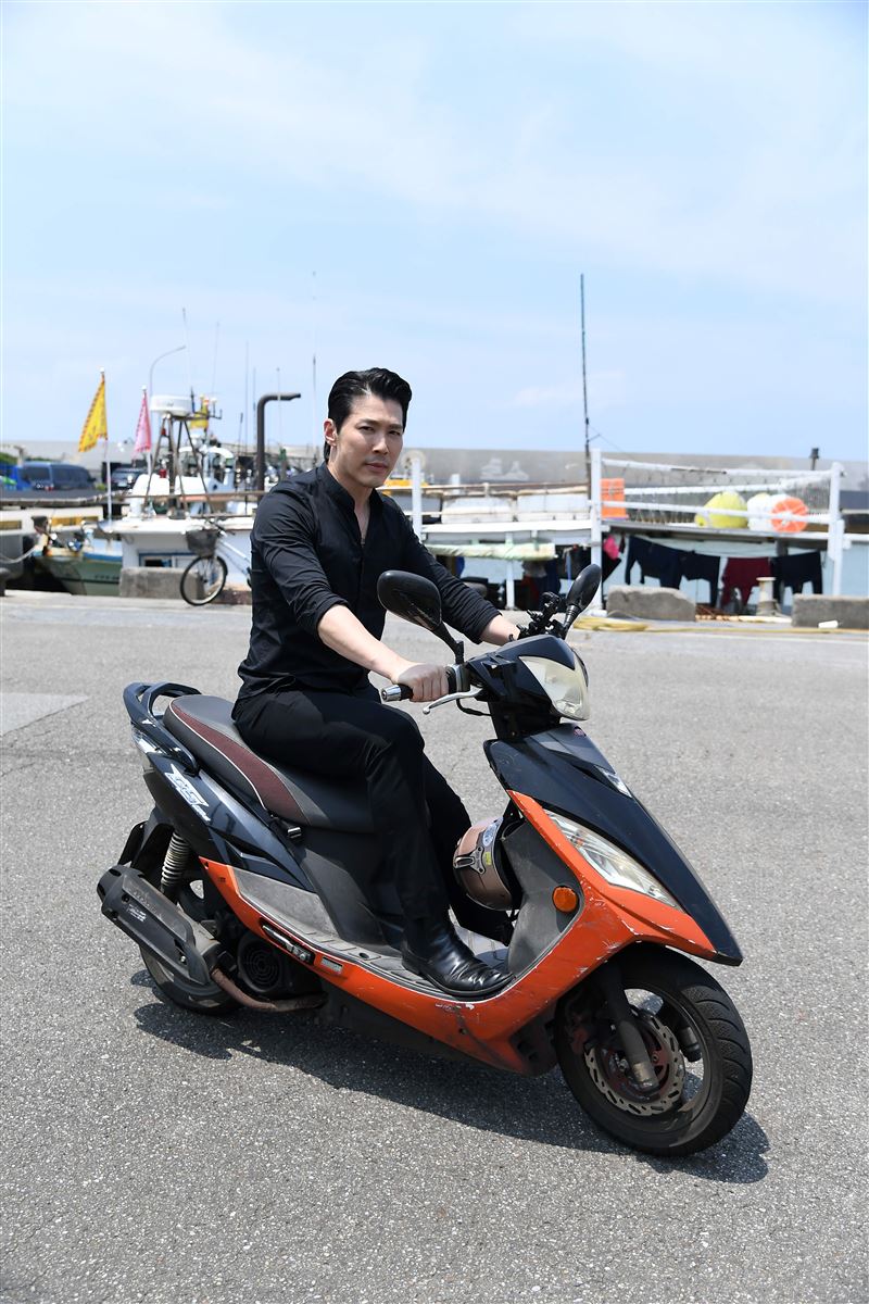 黃少祺騎摩托車回憶年少往事。(圖/三立提供)