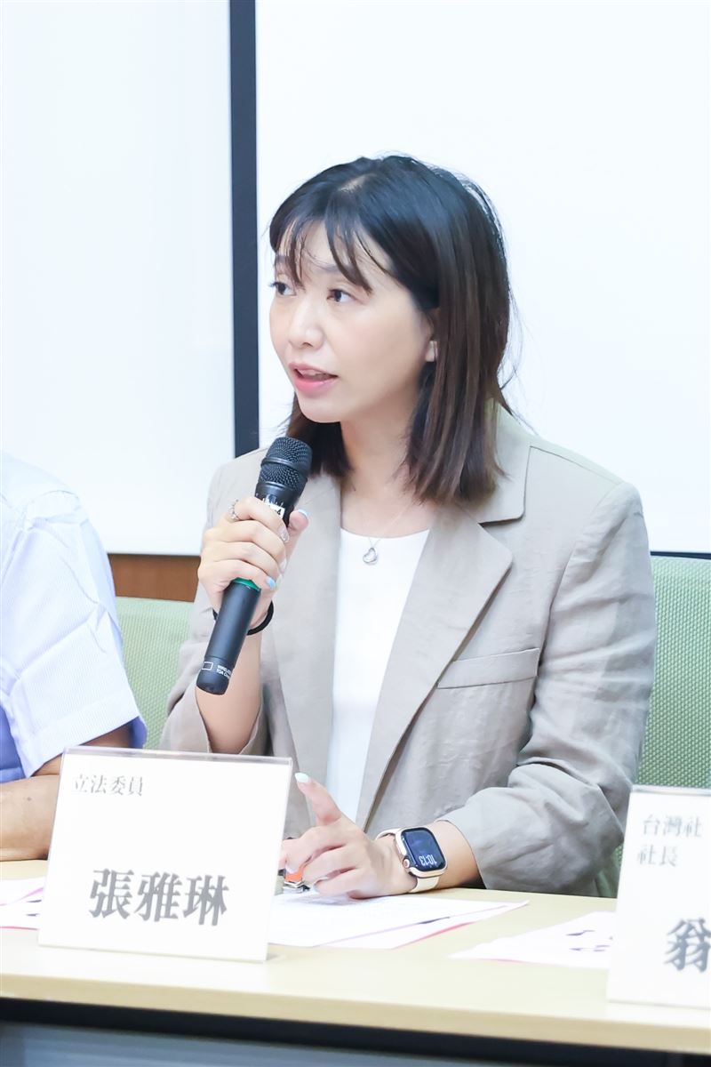 張雅琳疾呼,以前我們看電影,車子不聽駕駛控制,被操控撞車、停在路中央,如果不擋下比亞迪,這些恐怕都成真!(圖/翻攝自張雅琳臉書)