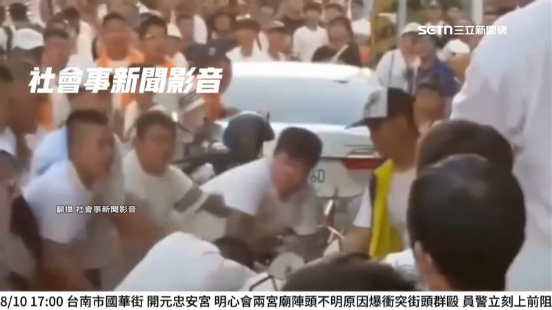 疑插隊！2陣頭互打爆衝突　警勸阻遭甩手