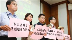 本土社團質疑比亞迪衝擊國安資安　籲政府嚴防中國電動車品牌比亞迪（BYD）傳繞道入台，引發關注。台灣社社長翁銘章（中）等人11日舉行記者會，質疑比亞迪「不是汽車而是武器」，呼籲政府啟動跨部會資安與國安風險評估，建立產地實質審查制度，防止洗產地成為中資後門，不能讓木馬屠城，把危險引進台灣。中央社記者謝佳璋攝  114年8月11日