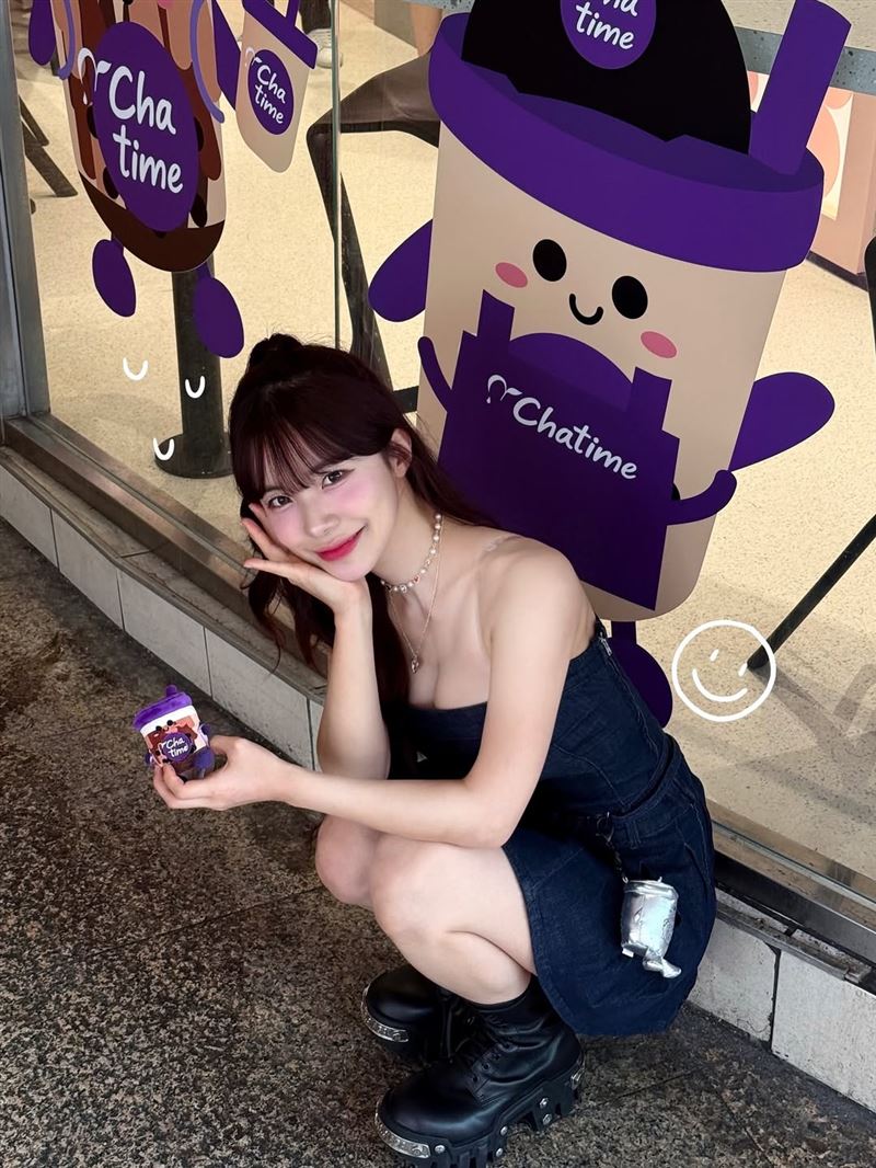 &nbsp;李多慧化身成為性感的手搖飲正妹店員。（圖／翻攝自李多慧IG）