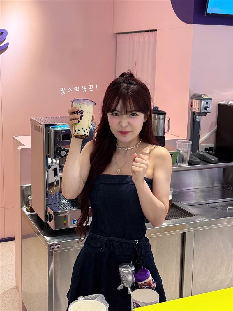 &nbsp;李多慧化身成為性感的手搖飲正妹店員。（圖／翻攝自李多慧IG）