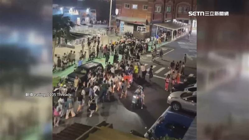 旗津風箏節週末人潮爆滿　搭渡輪排隊繞圈