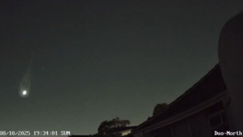 10日晚間在澳洲維多利亞州捕捉到的流星。(圖/翻攝自X平台 @Chyno News)